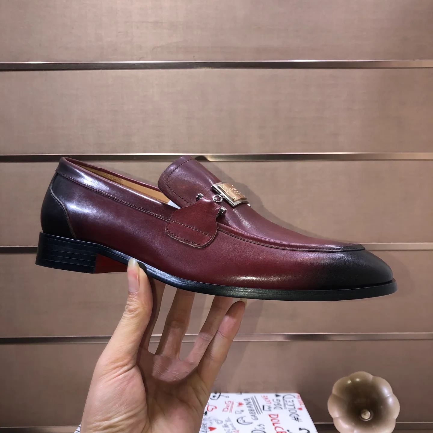 Ex-factory price 500💰DG top quality🔍🔍men's new leather shoes🚹Sold simultaneously at counters⚠Shoe uppers are imported cowhide from Italy, fully imported cowhide lining, imported accessories💪💪, completely 1⃣️ to 1⃣️replica🇮🇹 💪💪, ⚠Sole: The original sole is specially provided by the original factory, the exclusive movable molded sole is super comfortable, ⚠The original factory follows the order, 🔍🔍high quality, you can enter and exit the counter at will, welcome to compare ⚠Number of sizes: 38-44 (45 customized)